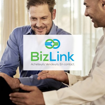 Deux hommes discutant des affaires, avec le logo relié de vendeurs d’acheteurs de BizLink